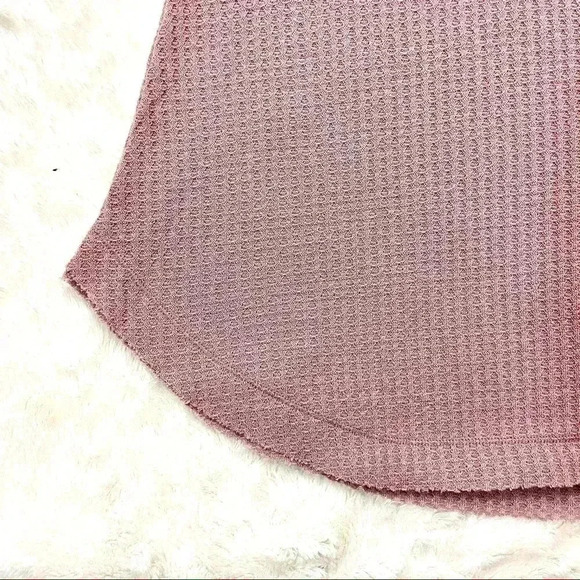 In Loom Mauve Waffle Knit Thermal Curved Hem Keyhole Blouse Top Size S - Picture 5 of 13